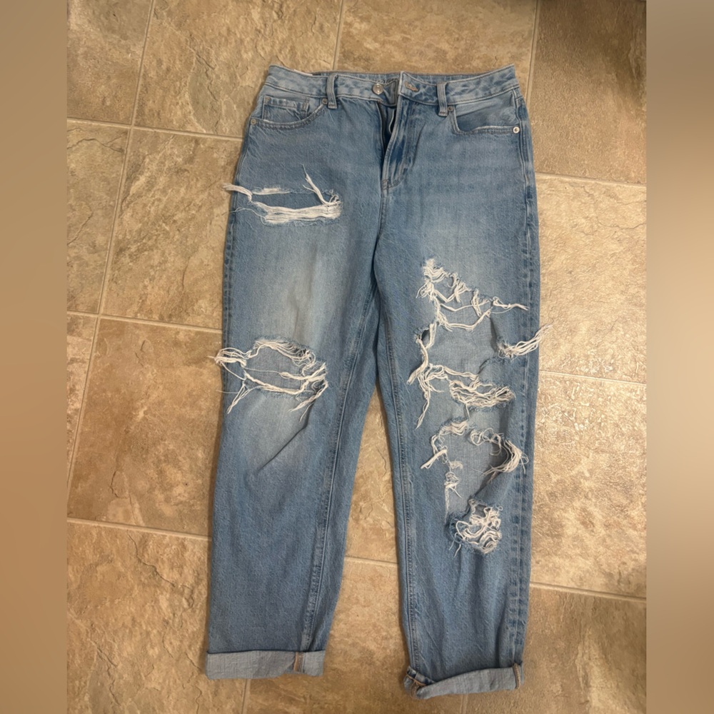 AMERICAN EAGLE Light Blue Distressed Stovepipe Mom Jean Size 8